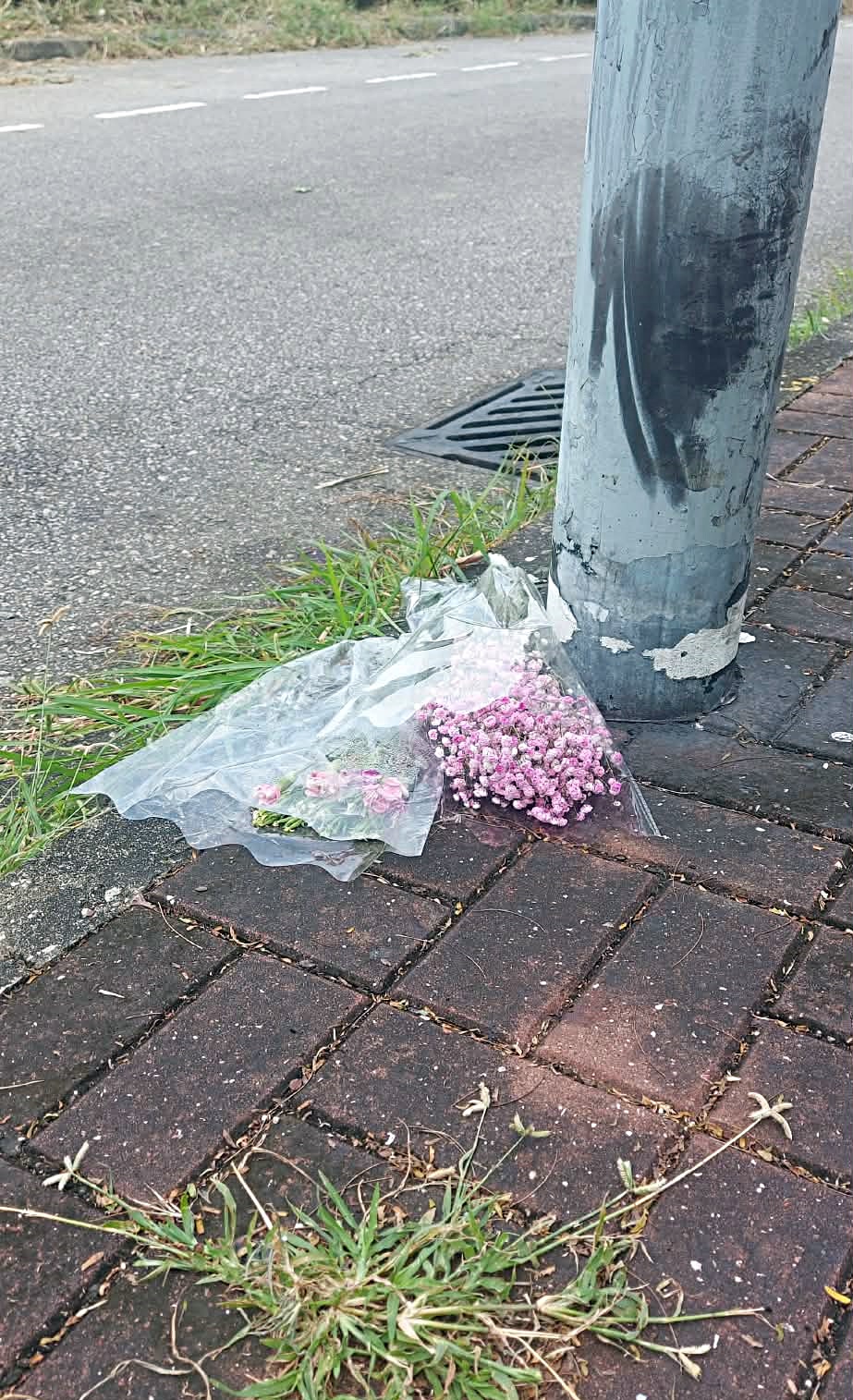 再有市民在出事現場獻花。