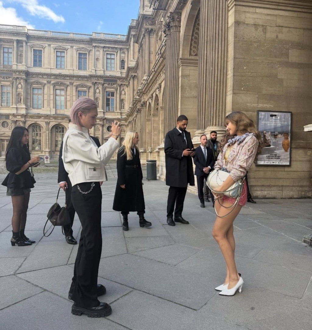 Lisa與Stray Kids成員Felix互相為對方拍照。