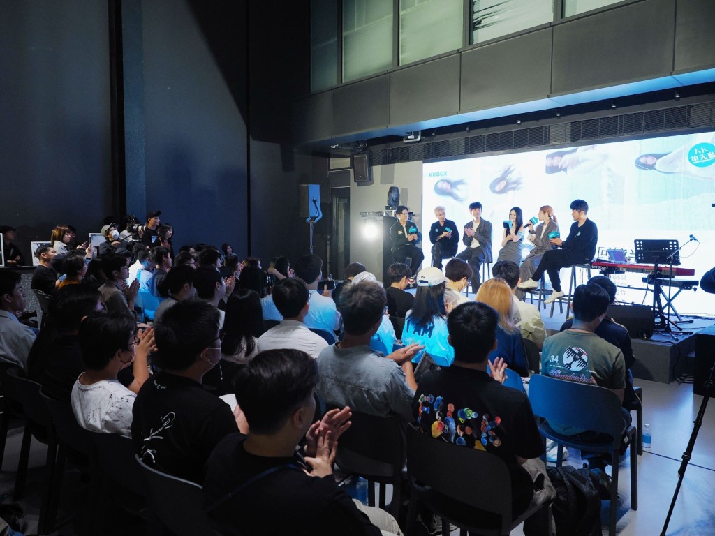 Cloud还邀请了唱片监制苏道哲及MV导演麦曦茵分享合作趣事。