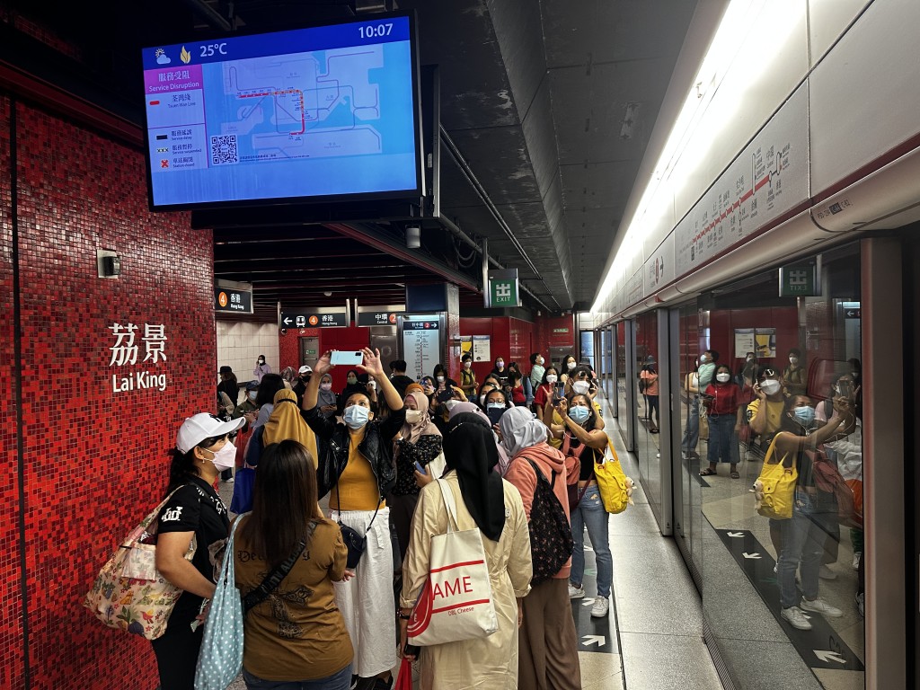 市民前往香港需要到4号月台转车。梁国峰摄