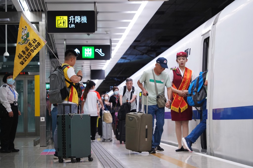 高铁「卧铺动车组列车」往北京首班列车。 游客开心上车。吴艳玲摄