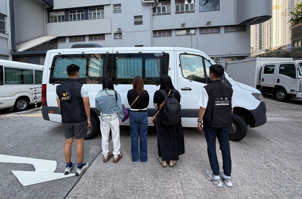 行動中共21名內地女子及2名內地男子被捕,年齡介乎34至67歲。 行動中共21名內地女子及2名內地男子被捕,年齡介乎34至67歲。