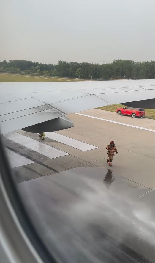 聯合航空UA889航班於26日起飛時發動機起火，要緊急煞停。網圖