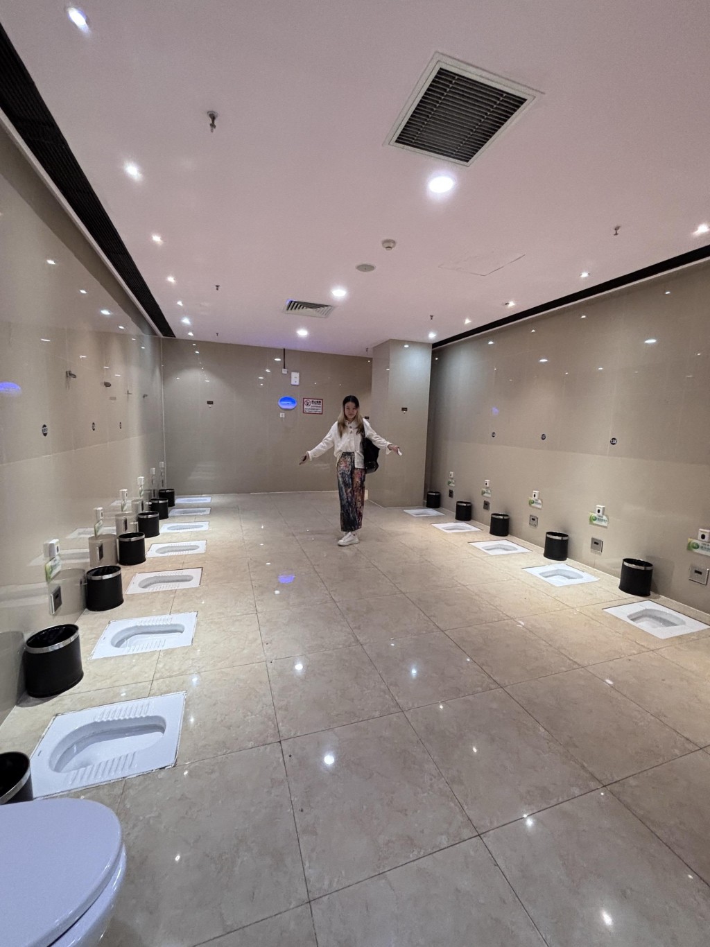 常州万达广场一个女厕被发现360度无遮挡引起热议。抖音@喵喵瞄一眼