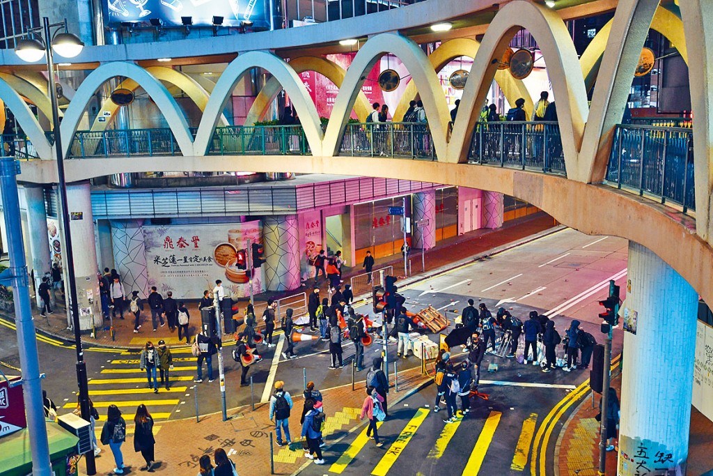 被告殷嘉齊在銅鑼灣怡和街被搜出藏有汽油彈。