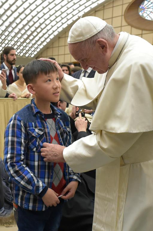 頌軒在基金協助下遠赴梵蒂岡跟教宗見面，並得到其擁抱和祝福。