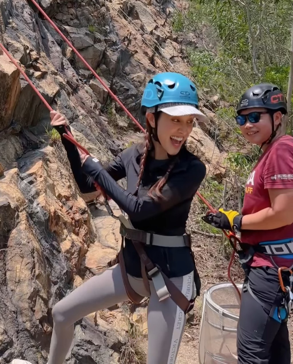 陳凱琳與朋友一家前往山區攀岩石。