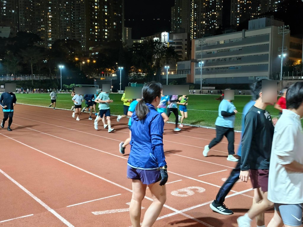 大批市民在斧山道運動場練跑。Threads圖片 大批市民在斧山道運動場練跑。Threads圖片