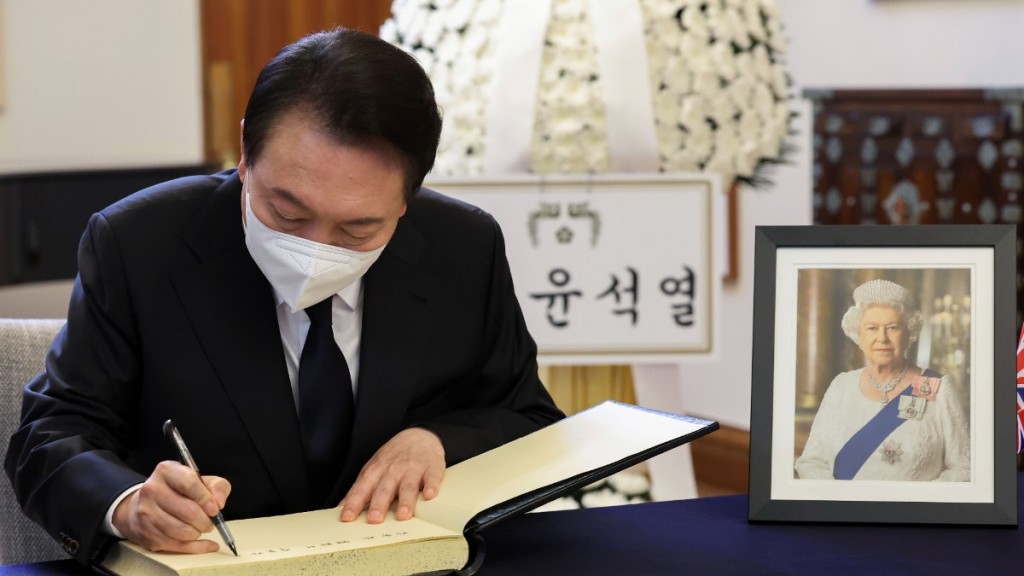 尹钖悦曾为英女皇驾崩签署吊唁册。网上图片