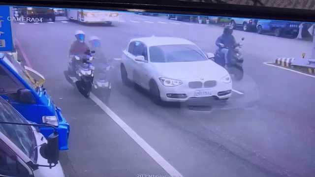 闭路电视画面显示军车在荧幕左上方出现，当时电单车贴近直行。