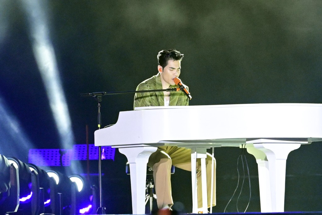 蕭敬騰一連唱出多首歌曲。
