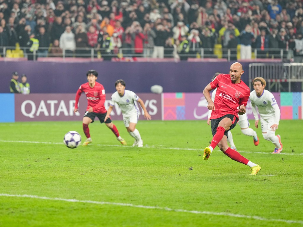 成都蓉城隊球員費利佩（前）主罰點球得分。 新華社