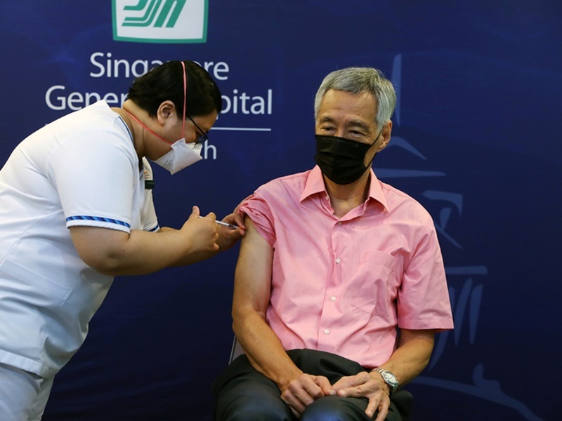 總理李顯龍昨日率先接種第3劑疫苗。REUTERS