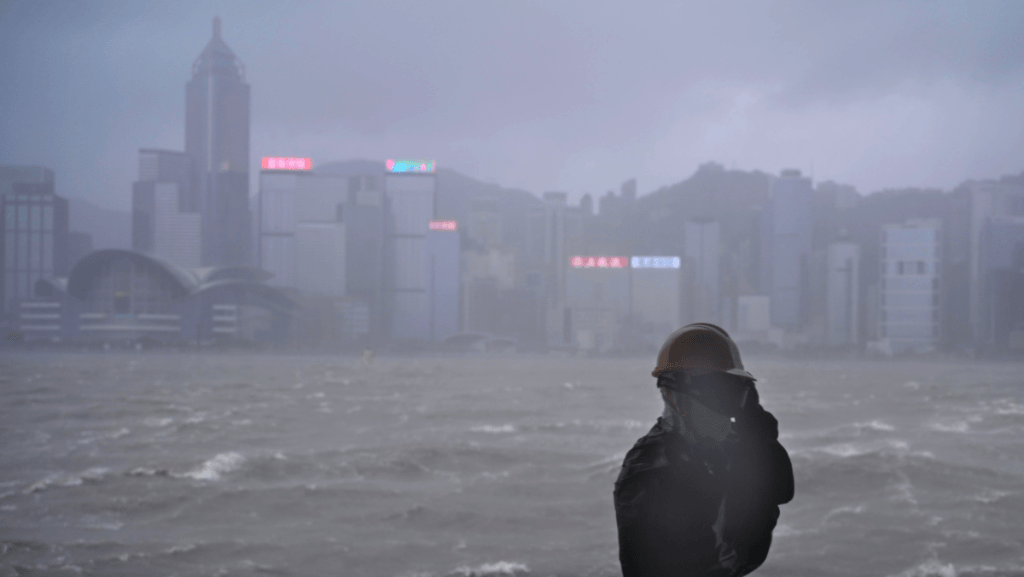 有人風雨中堅守 有人風口上打卡｜梁偉聰