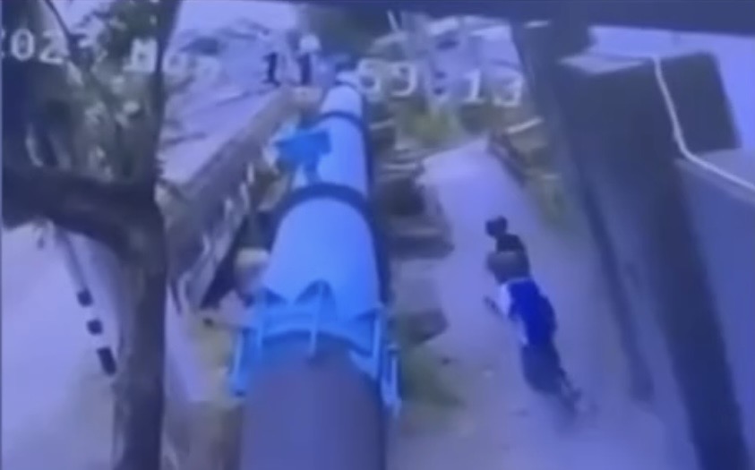 其中一人快步跑到水管一侧。 Facebook/สุนทร แย้มพราย