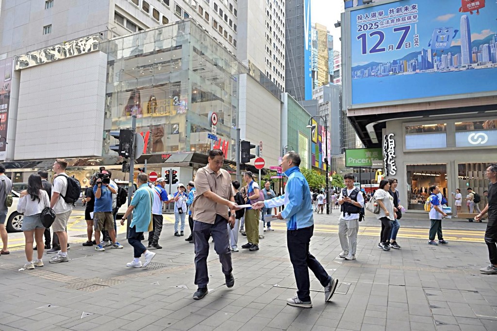 周一鳴在銅鑼灣百德新街向市民呼籲投票。警方提供 周一鳴在銅鑼灣百德新街向市民呼籲投票。警方提供