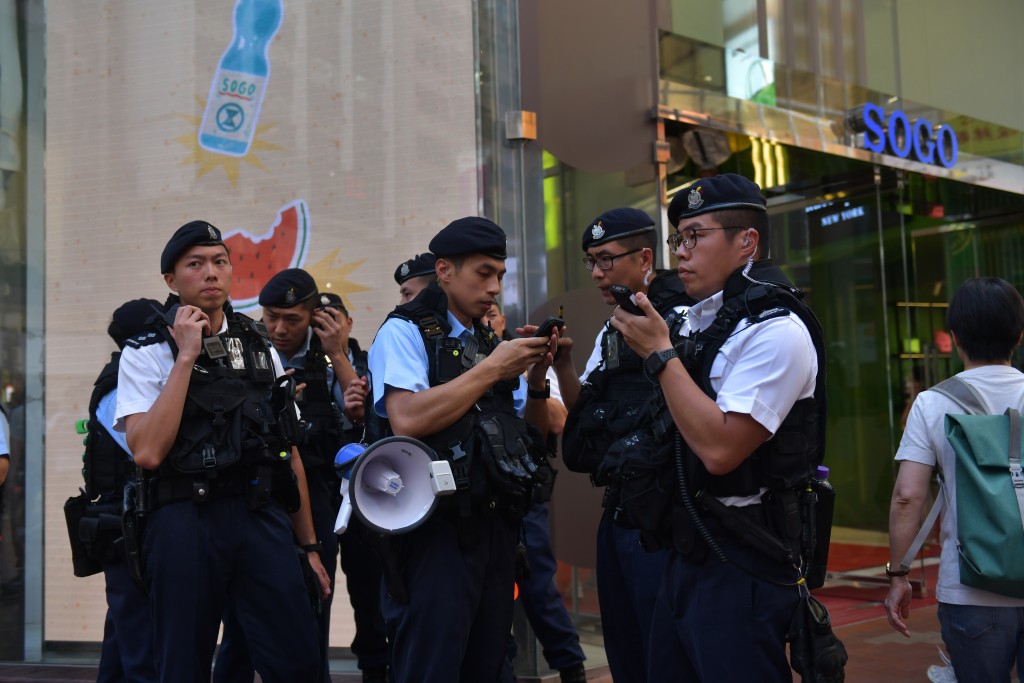 警方在銅鑼灣一帶佈防。陳極彰攝