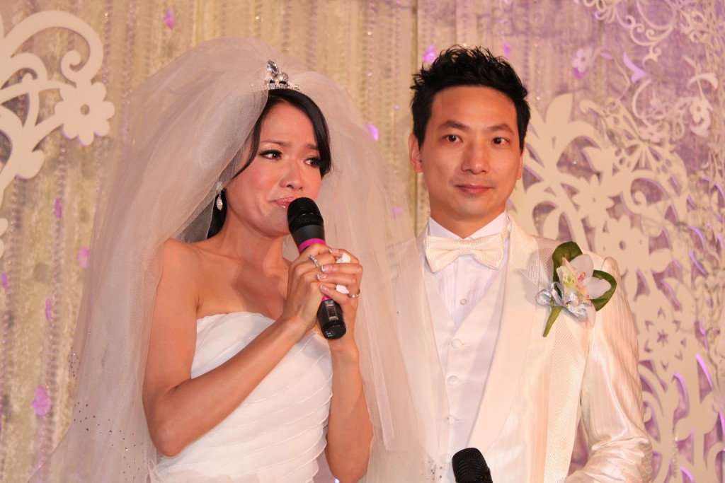 2011年，宝佩如跟拍拖两个月的圈外人邓秋雄（Matthew）结婚。 