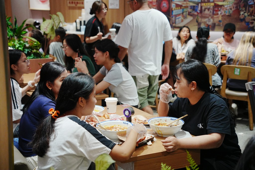 餐廳滿座。汪旭峰攝 餐廳滿座。汪旭峰攝