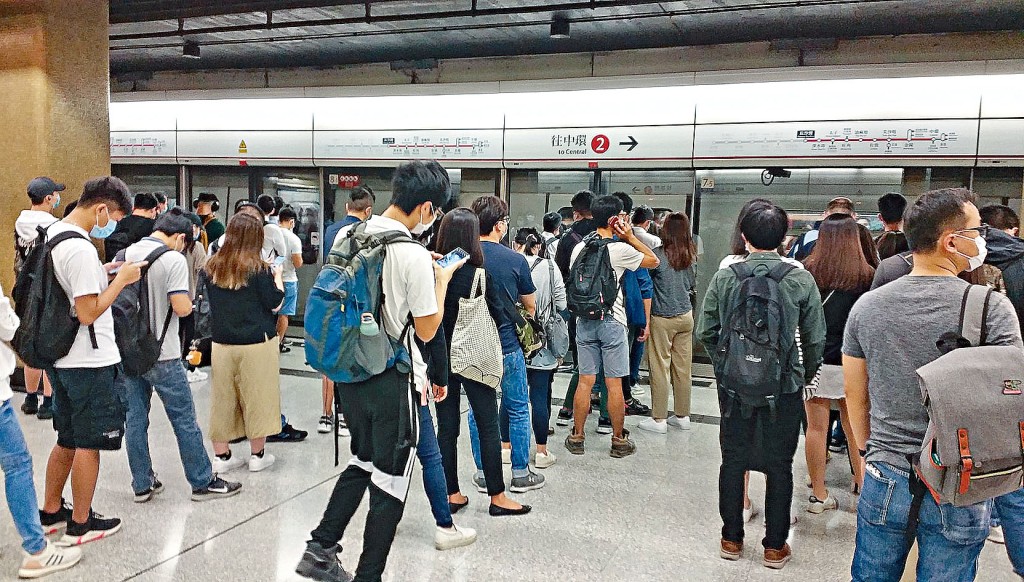 事发后荃湾线长沙湾站月台出现候车人潮。