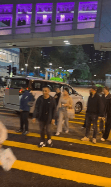 七人車隨後沿楊屋道往荃灣廣場方向加速駛去。fb「馬路的事」群組