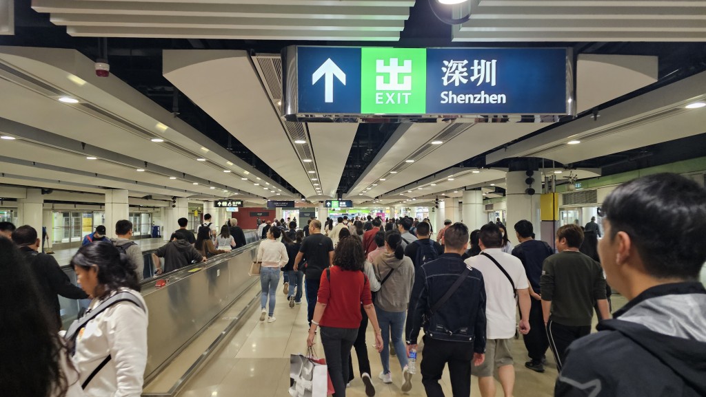 港人流行周末北上消費,如何令港人在周日投票日留守香港,也要思考。資料圖片 港人流行周末北上消費,如何令港人在周日投票日留守香港,也要思考。資料圖片