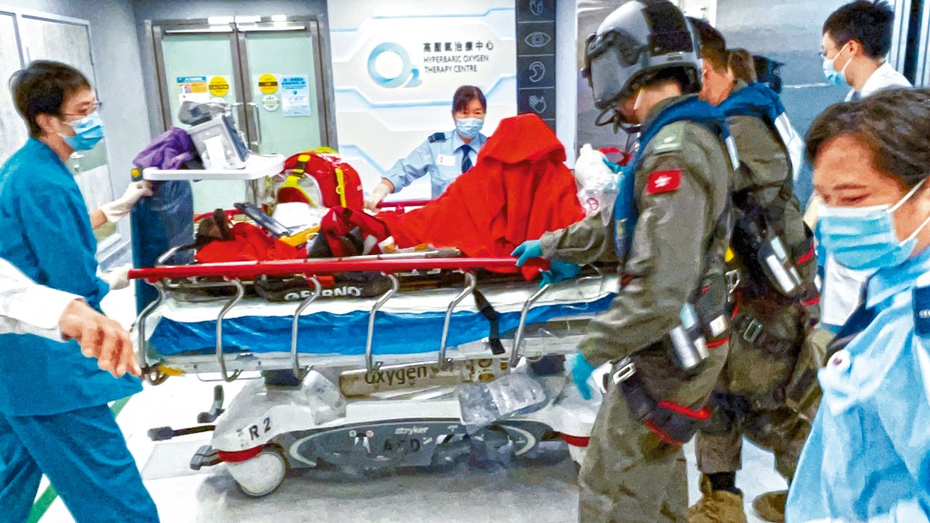 姓朱男子玩滑翔傘失控撞向山坡後跌下，送院後終告不治。