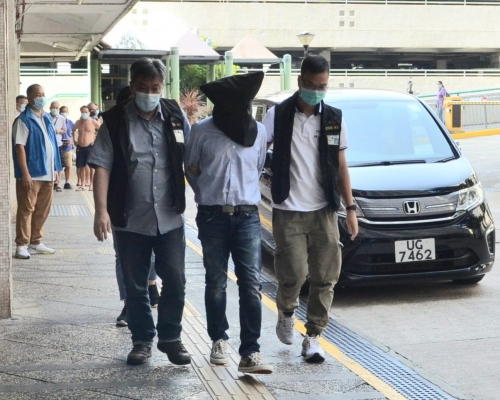 一名32歲男子涉嫌與19宗網上購物騙案有關被捕。