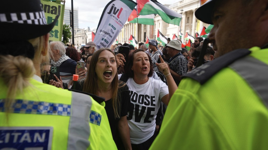 「巴勒斯坦行動」（Palestine Action）在倫敦示威，示威者激動叫喊。 美聯社