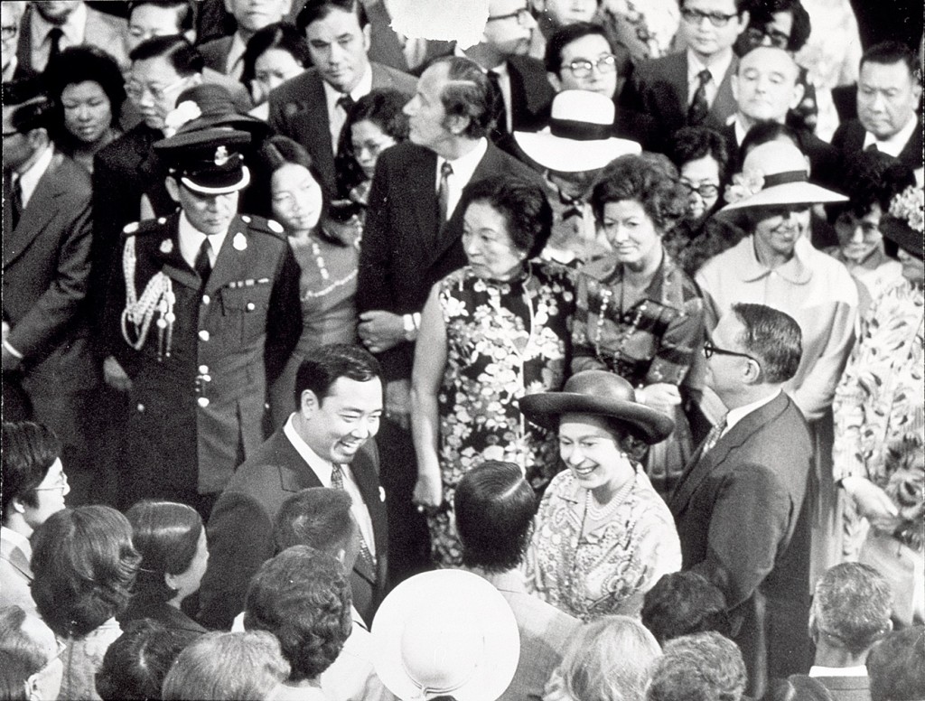 1975年，英女皇与菲腊亲王到访海运大厦。资料图片