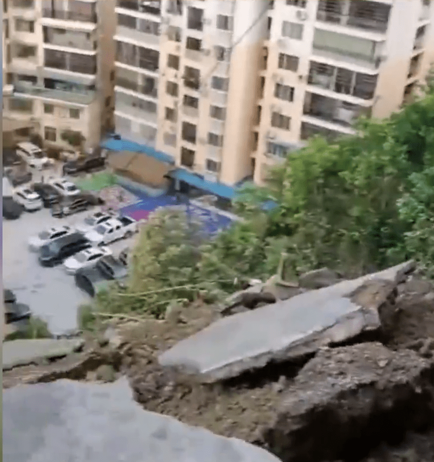 贵州屋苑地陷，危及斜坡下的居民，有汽车因此被毁。