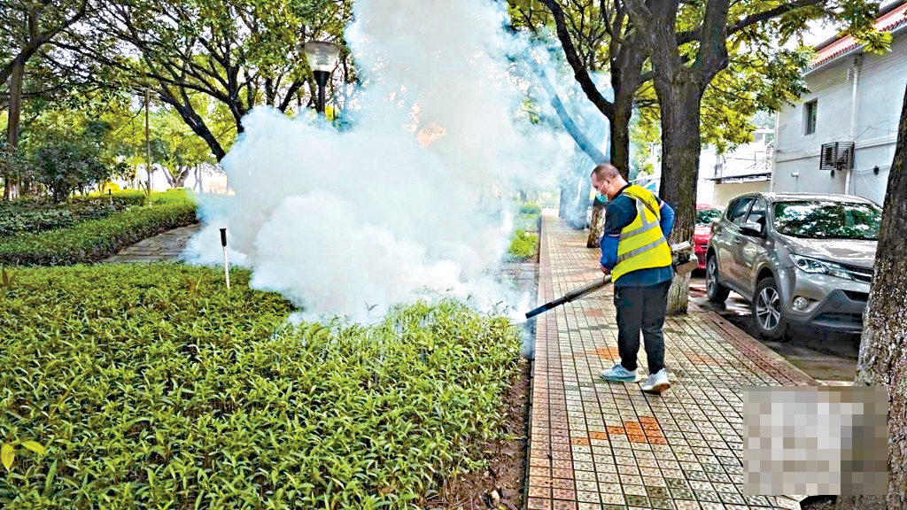 佛山市病媒防控人員在消殺蚊蟲。