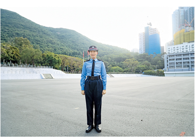 爷爷70多年前在学院操场留下不少足印，如今小瑜跟随爷爷的步伐，踏上操场受训，同样成为警队一分子。