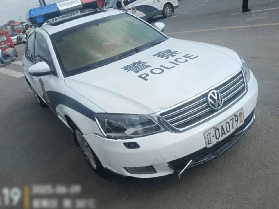 東北男將私家車改裝外觀成警車,並安裝了假車牌、警燈、警報器等。 東北男將私家車改裝外觀成警車,並安裝了假車牌、警燈、警報器等。