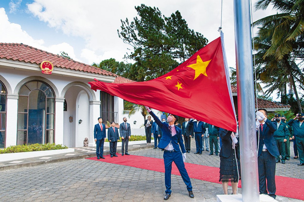 ■升國旗,中國駐尼加拉瓜大使館舉行復館儀式。