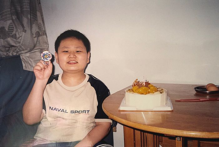 文曦初中是一名重達280磅的「肥宅」,對學習失去興趣,終日窩在家中打機。