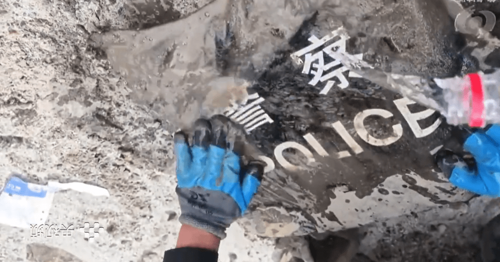 中方搜救隊災區尋獲逾800件遺物，網民感嘆道，「總要給家屬一個交代」。微博