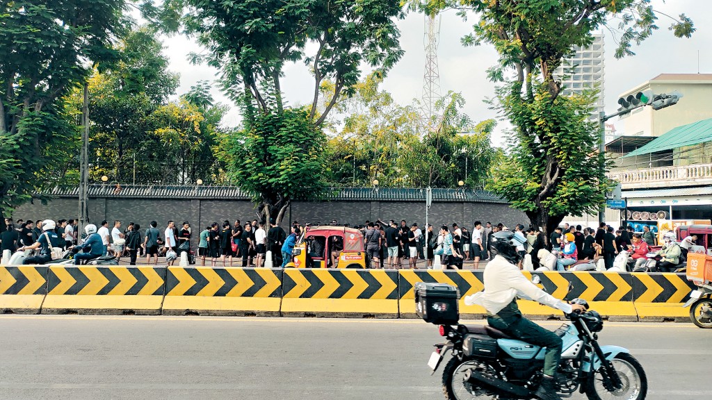 中國駐柬使館外排起長龍，大部分是從電騙園區脫身的人員。