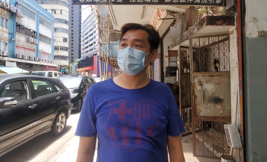 車房東主聽到巨響到後巷視察時發現傷者。