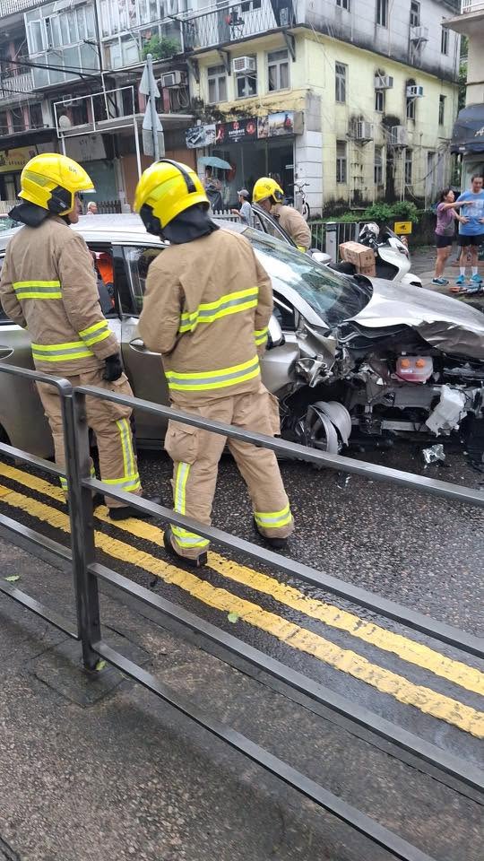 西貢公路一輛私家車與的士迎頭相撞。fb「馬路的事 (即時交通資訊台)」圖片 西貢公路一輛私家車與的士迎頭相撞。fb「馬路的事 (即時交通資訊台)」圖片