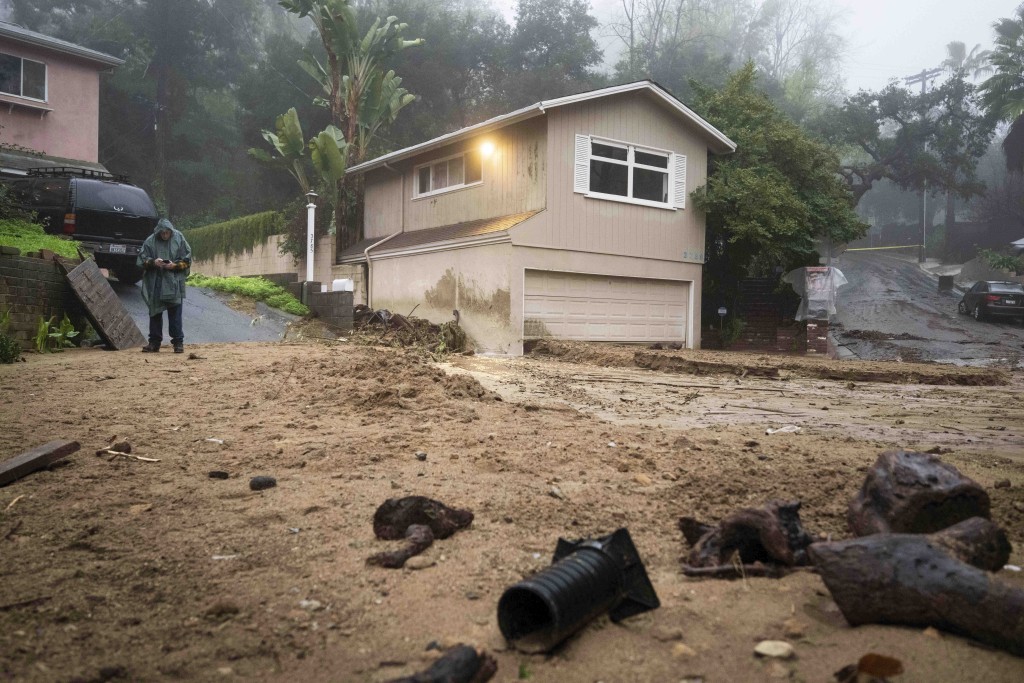 風暴引發了泥石流令加州路面一片狼藉。AP