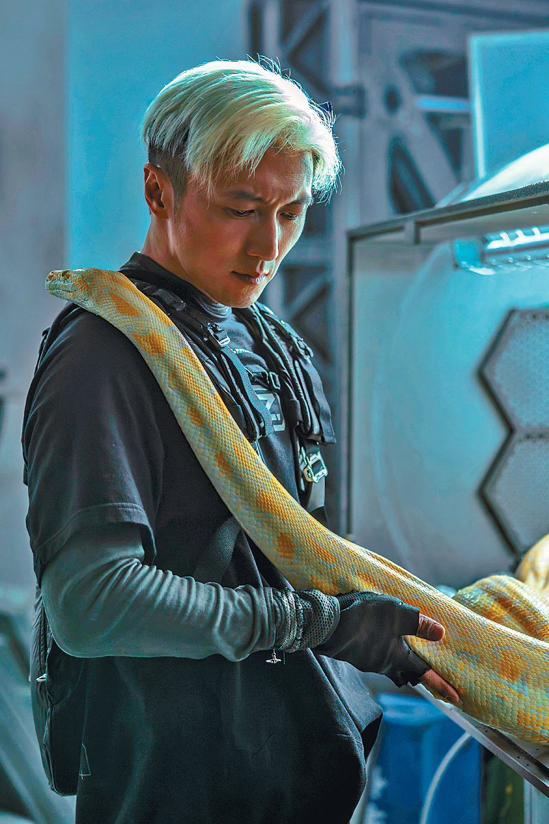 霆鋒在MV中與蟒蛇親密接觸。