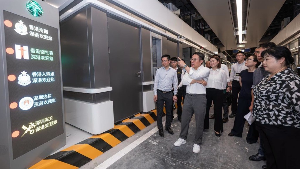 新皇崗口岸｜陳子達率海關高層視察 重點巡視全新「聯合一站式」車道