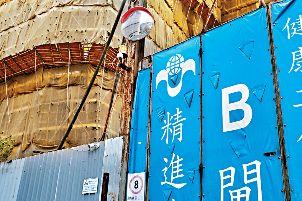 發展局宣布,精進建築有限公司將於6月20日起除名。