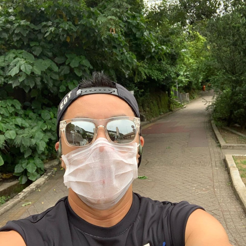 之前Edmond好聽話，戴住口罩去跑步。