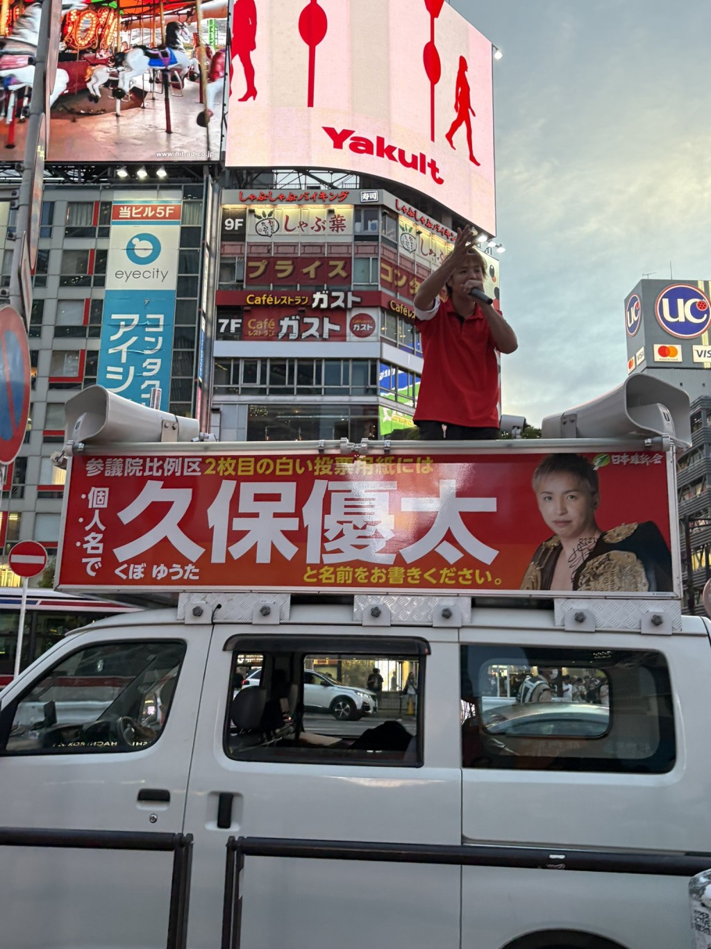 日本维新会候选人、前格斗家久保优太演讲拉票。 X@snacksatoo