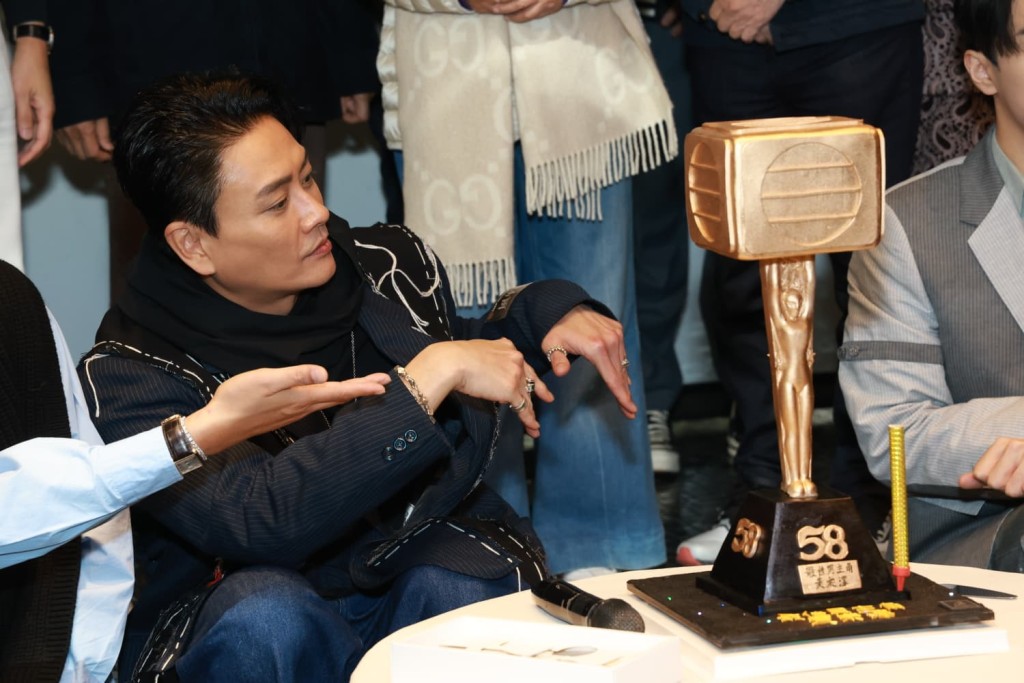 為慶祝黃宗澤得雙料視帝，大會特別準備了一個獎座形狀蛋糕。