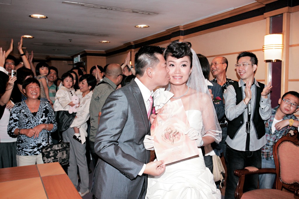 方健儀2010年10月10日與無綫新聞工程人員洪楚恆結婚。