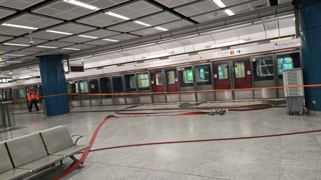一列屯馬綫列車車底冒煙並傳出異味。網上圖片 一列屯馬綫列車車底冒煙並傳出異味。網上圖片