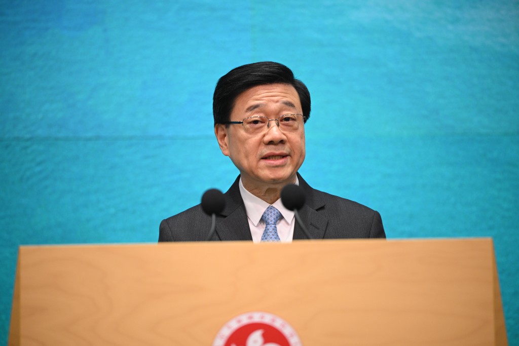李家超未回應有關連任的問題,稱目前最重要的是全神貫注完成自己的工作。陳浩元攝 李家超未回應有關連任的問題,稱目前最重要的是全神貫注完成自己的工作。陳浩元攝